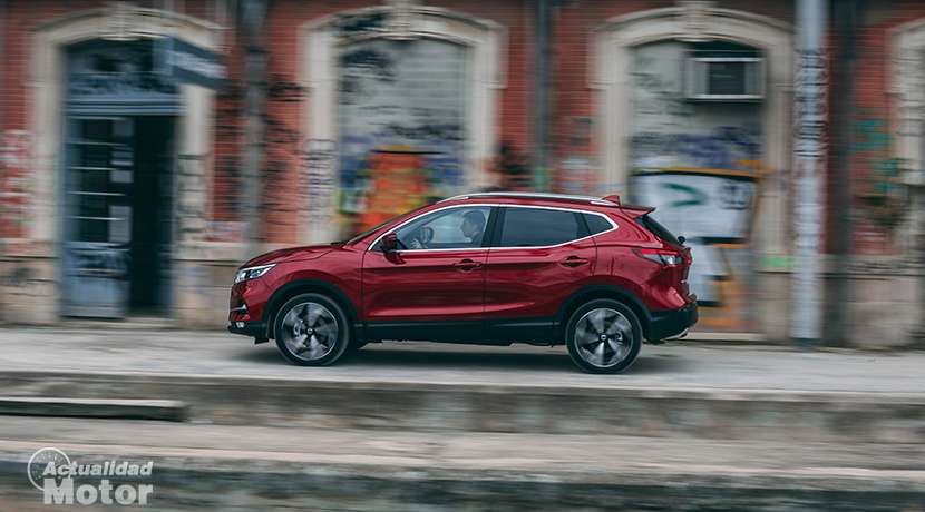  Lateral Nissan Qashqai in motion 